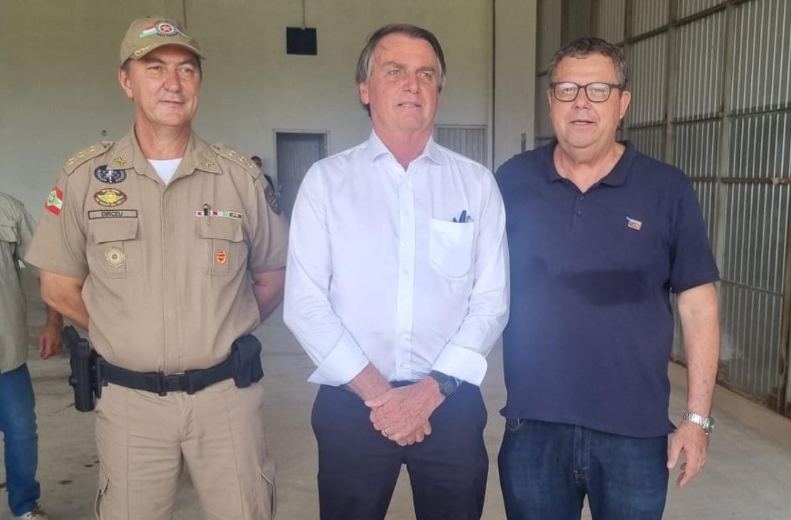 Bolsonaro posou para foto ao lado de Coronel Armando, à direita, nessa segunda-feira. Foto: Reprodução