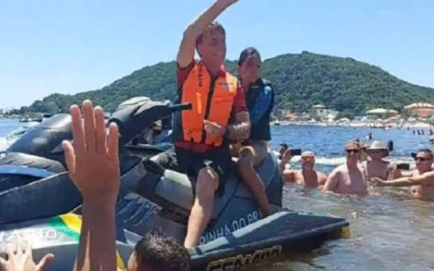 Bolsonaro passeia de moto aquática com a filha em praia de São Francisco do Sul, em Santa Catarina. Foto: Divulgação