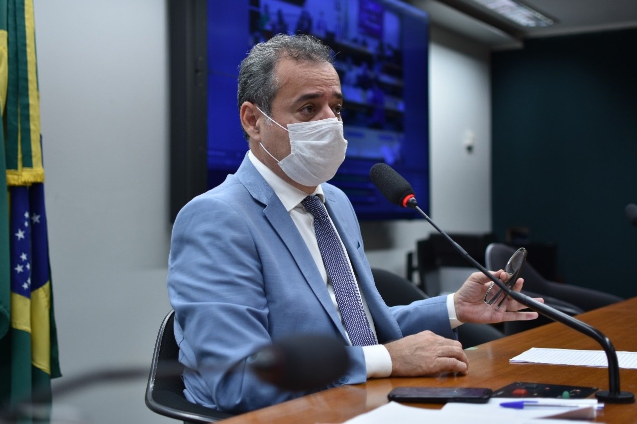 Deputado Danilo Cabral (PSB-PE) questiona ministérios sobre impactos no meio ambiente por medida tomadas pelo governo e a liberação de verbas para obras em Fernando de Noronha. Foto: Agência Câmara