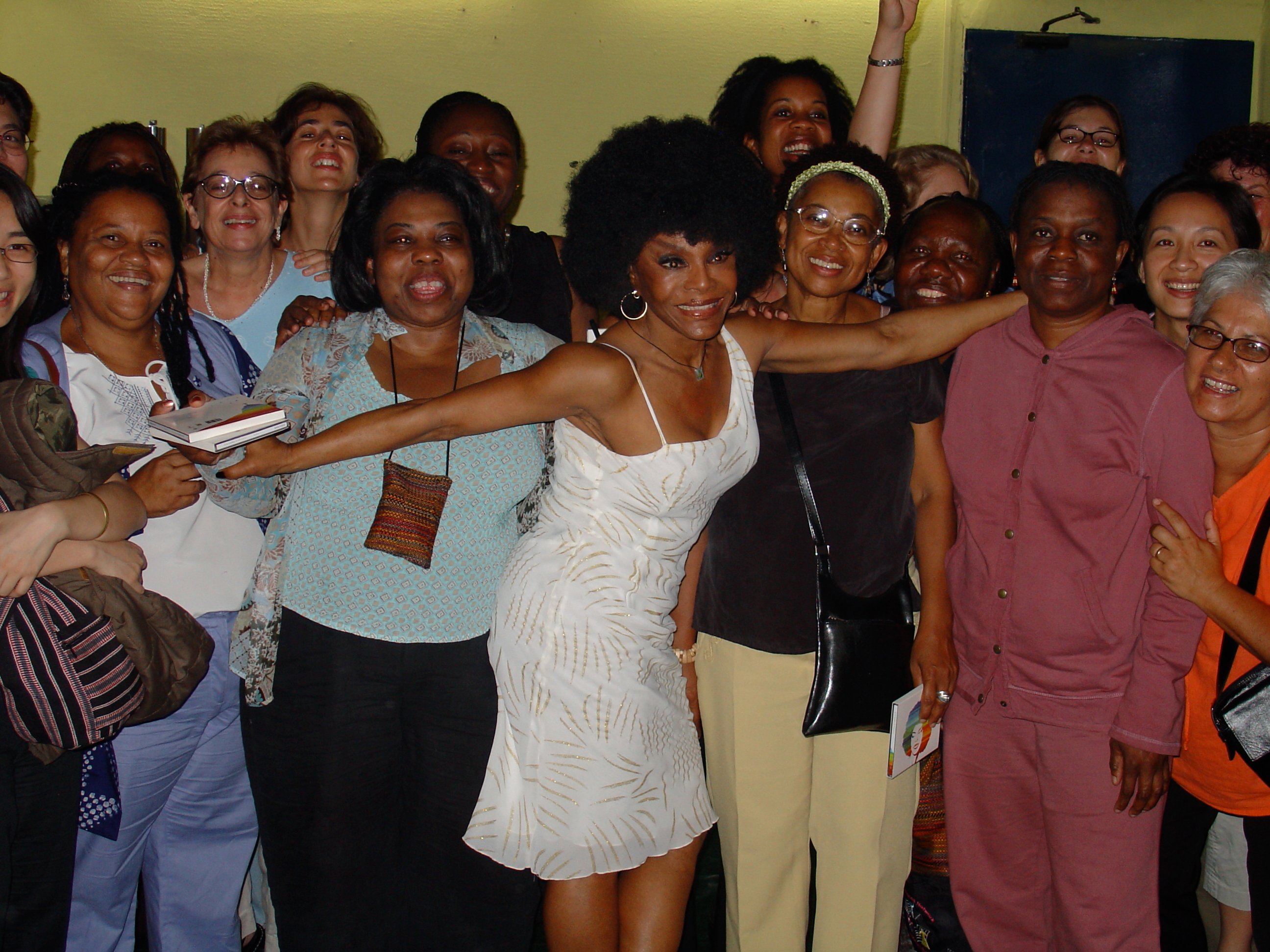 Mulheres celebram encontro internacional em show com Elza Soares (2004). Foto: A Rede PROSPERA/Acervo Fundo Elas+