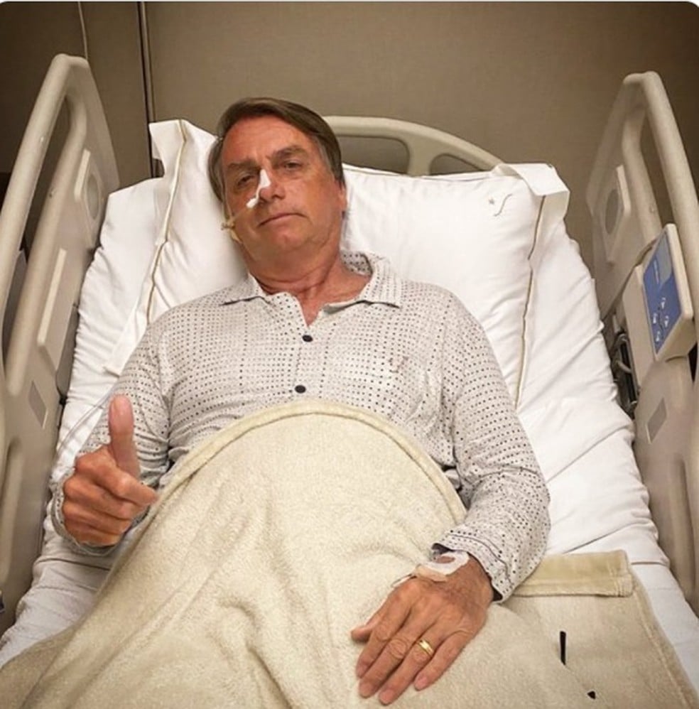 O presidente foi hospitalizado em janeiro durante férias que passava no Sul para tratar de uma obstrução intestinal, consequência da facada levada em 2018. Foto: Reprodução/Twitter