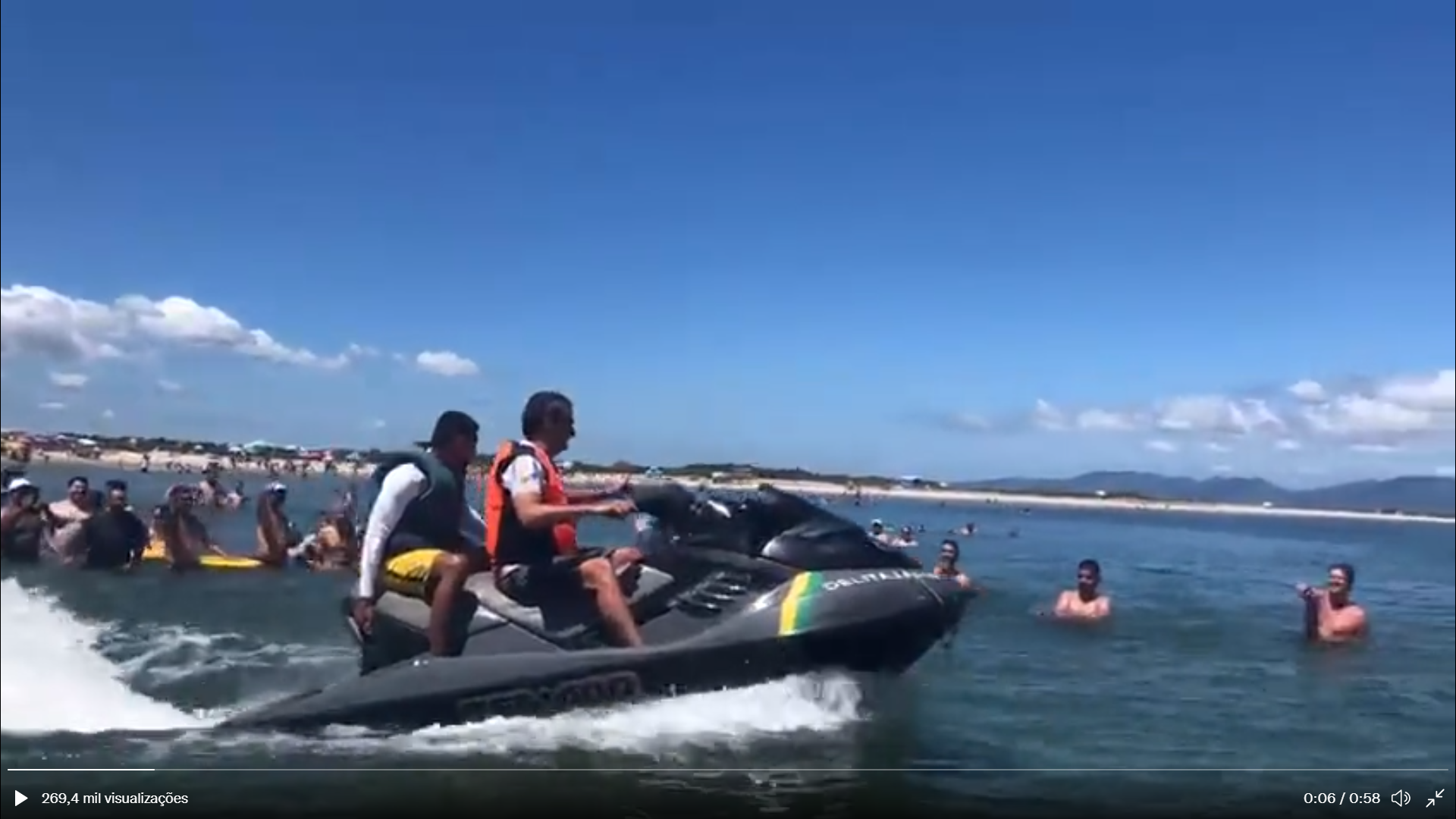 Bolsonaro andando de jet ski em Santa Catarina. Deputada Janaina Paschoal afirmou que o presidente adoeceu devido ao 