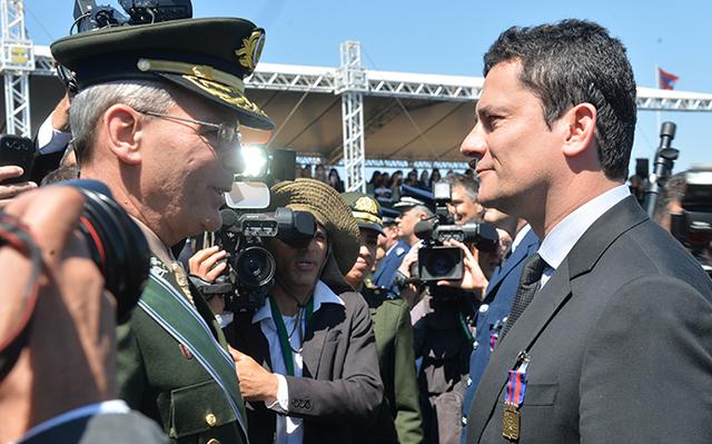 Moro sendo condecorado pelo Exército. Foto: Teresa Sobreira/MD