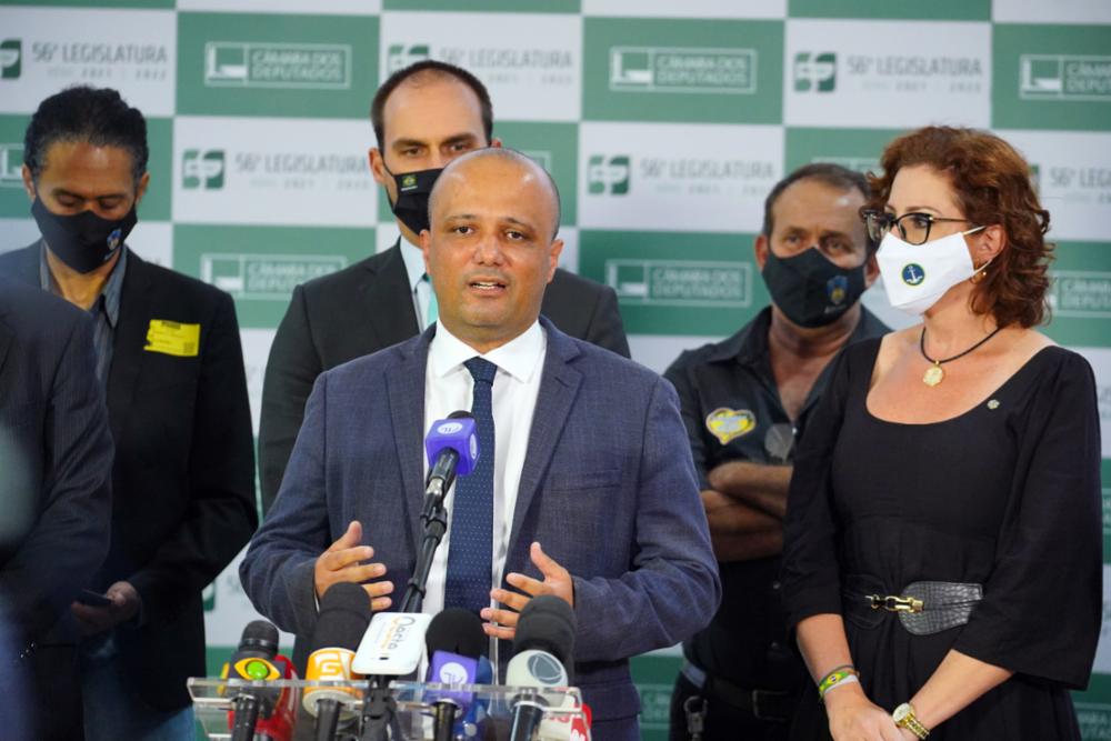 Deputado Vitor Hugo (PSL-BA) ao lado da deputada Carla Zambelli (PSL-SP) durante coletiva de imprensa sobre a manifestação de delegações indígenas reprimidas na porta da Câmara em 2021. Foto: Pablo Valadares/Câmara dos Deputados