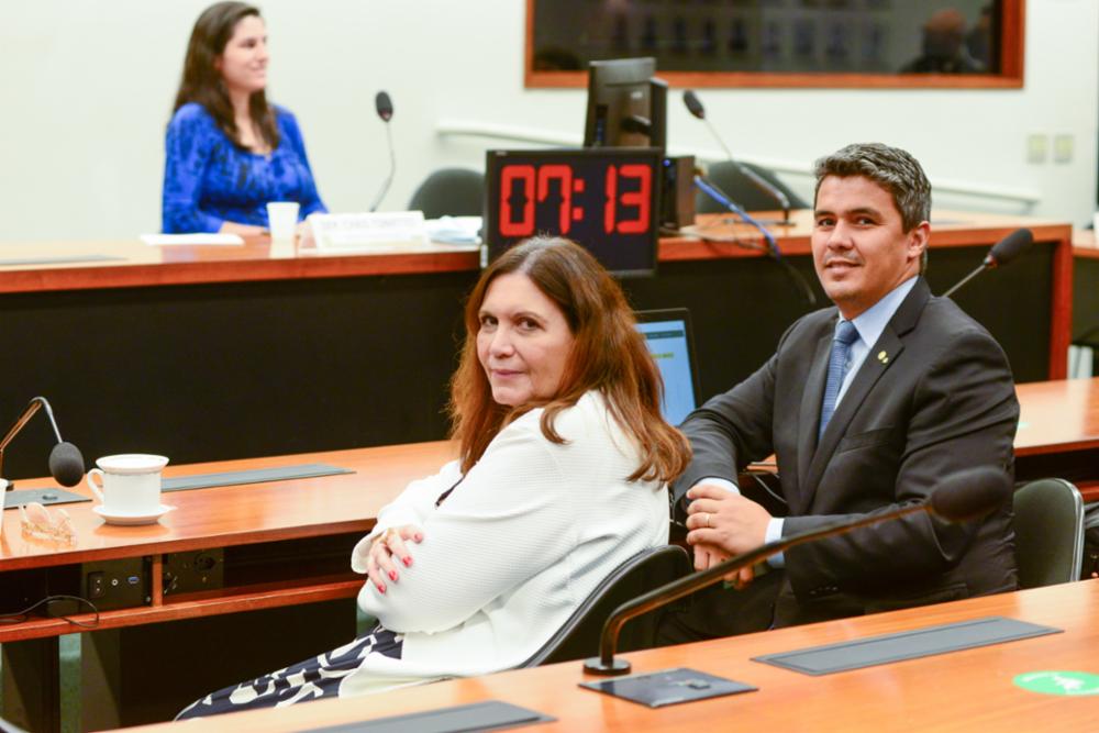 O deputado Diego Garcia (Podemos-PR), ao lado de Bia Kicis (PSL-DF), durante debate sobre passaporte sanitário da Câmara, em dezembro. Foto: Billy Boss/Câmara dos Deputados