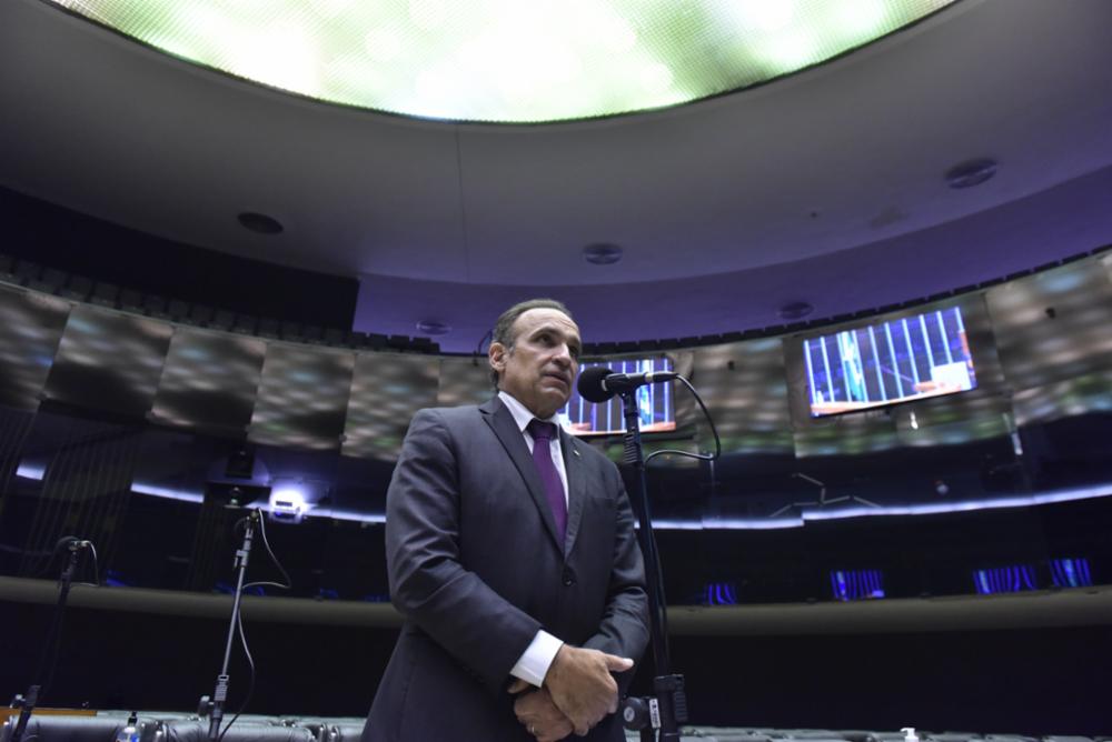 Relator-geral do Orçamento, deputado Hugo Leal, vai à Brasília para tentar rever vetos. Foto: Zeca Ribeiro/Câmara dos Deputados