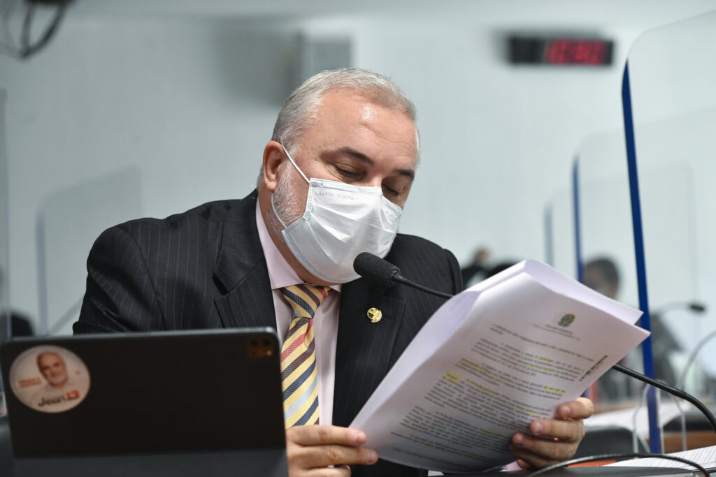 Combustíveis / Comissão de Meio Ambiente (CMA) realiza reunião semipresencial com 9 itens na pauta. Entre eles o PLC 128/2018, que determina a eliminação de substâncias sintéticas poluentes presentes em equipamentos elétricos até 2028, e o PL 135/2020, que determina que as áreas rurais onde ocorrerem queimadas ilegais sejam dedicadas exclusivamente a atividades de reflorestamento. À bancada, em pronunciamento, senador Jean Paul Prates (PT-RN). Foto: Leopoldo Silva/Agência Senado