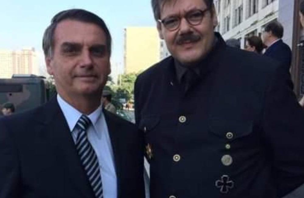 Bolsonaro chegou a posar ao lado de um homem fantasiado de Hitler. Foto: Reprodução