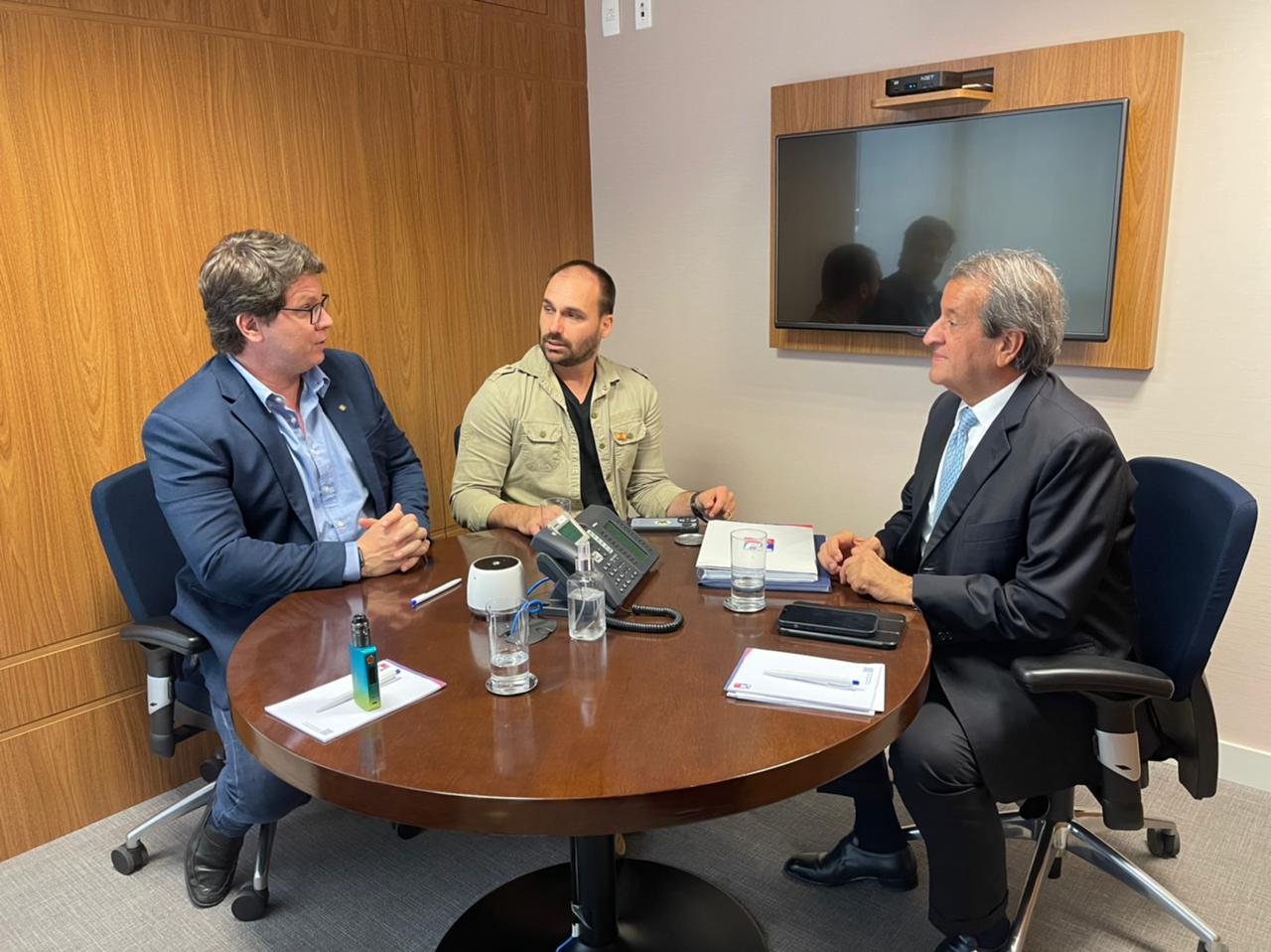 O Partido Liberal recebeu o deputado Eduardo Bolsonaro e o secretário de Cultura, Mário Frias, para discutir a filiação do dois ao partido.  Foto: Reprodução