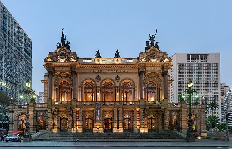 Theatro Municipal de São Paulo, palco da Semana de Arte Moderna de 1922, o marco inicial do Modernismo no Brasil. Foto: Wilfredor/Wikipedia