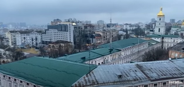 Embaixada Brasileira na Ucrânia orienta cidadãos brasileiros e sul-americanos que estão em Kiev a embarcarem em um trem com destino a Chernivtsi, cidade próxima à Romênia. Foto: reprodução/YouTube