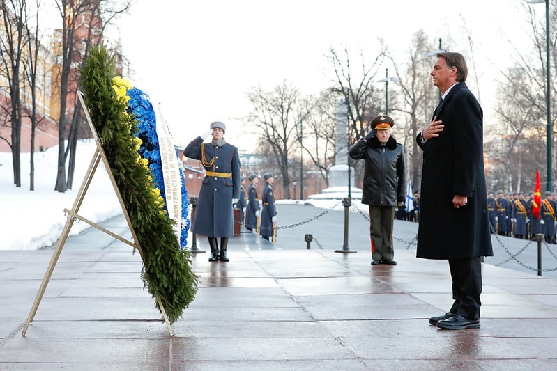 Bolsonaro deposita flores no túmulo de soldado desconhecido em Moscou. Foto: Alan Santos/PR