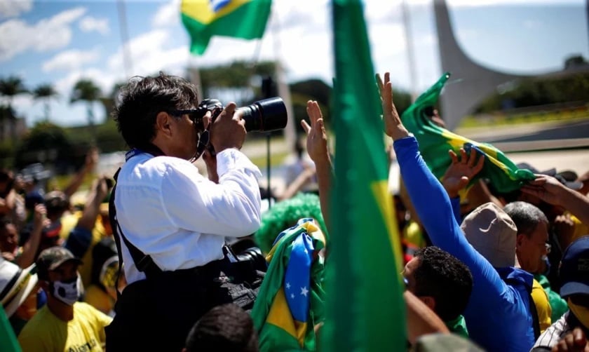 Dida Sampaio, no dia em que foi covardemente agredido. Morre um dos maiores nomes do fotojornalismo brasileiro. Foto: Ueslei Marcelino/ Reuters