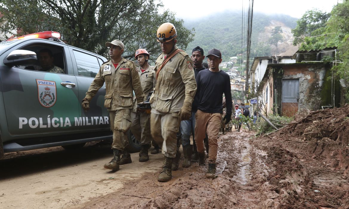 Bombeiros, moradores e voluntários trabalham no local do deslizamento no Morro da Oficina, após a chuva que castigou Petrópolis, na região serrana fluminense. Foto: Tânia Rego / Agência Brasil