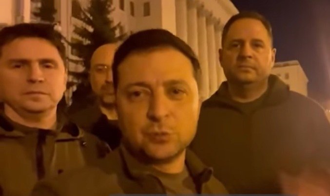 Volodymyr Zelensky gravou vídeo em que pede aos ucranianos que resistam. Foto: Reprodução/Youtube