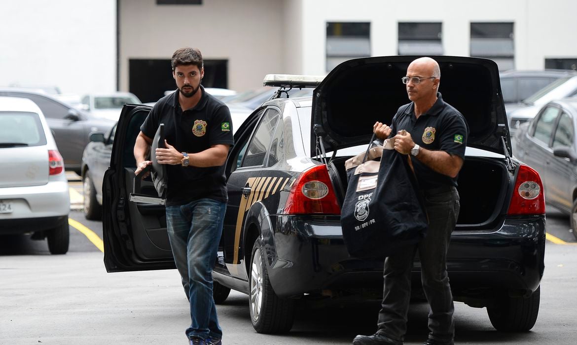 Rio de Janeiro - A Polícia Federal e a Receita Federal deflagraram nesta manhã os trabalhos da 30ª fase da Operação Lava Jato, a operação Vício. Na foto carros da Polícia Federal chegam com malotes e computadores na sede da polícia, região portuária do Rio. Foto: Tânia Rêgo/Agência Brasil