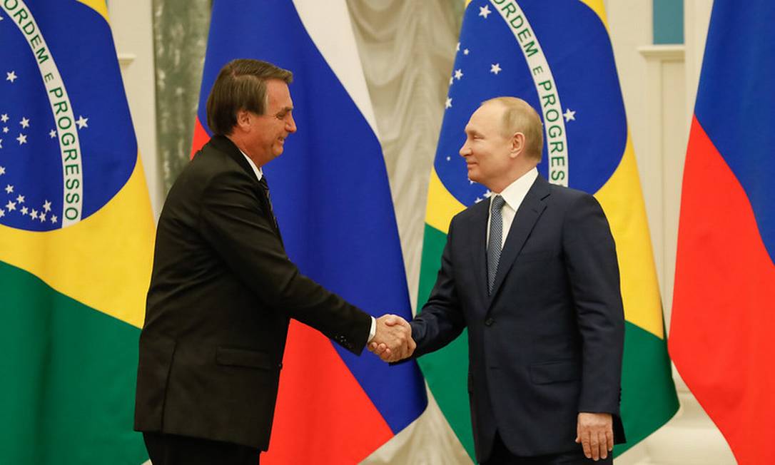 Bolsonaro cumprimenta o presidente russo, Vladimir Putin, durante visita a Moscou antes dos ataques à Ucrânia. Foto: Alan Santos/Presidência