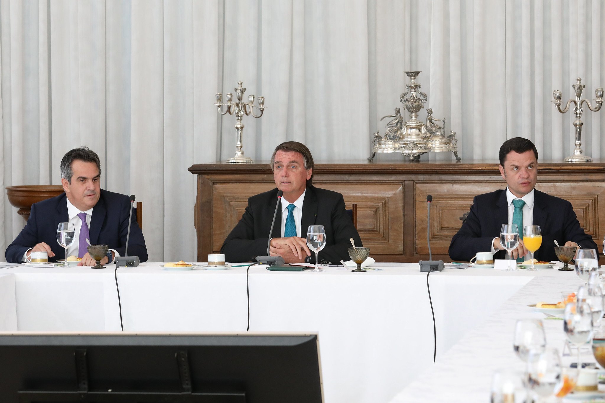 Presidente Jair Bolsonaro se reuniu na última quinta-feira (17) com os atuais ministros para tratar das substituições. Foto: Clauber Cleber Caetano/PR