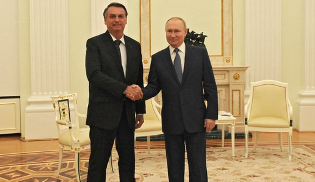 O homem errado, no lugar errado, no momento errado: Bolsonaro com Vladimir Putin às vésperas do início da guerra com a Ucrãnia (Foto: Kremlin)