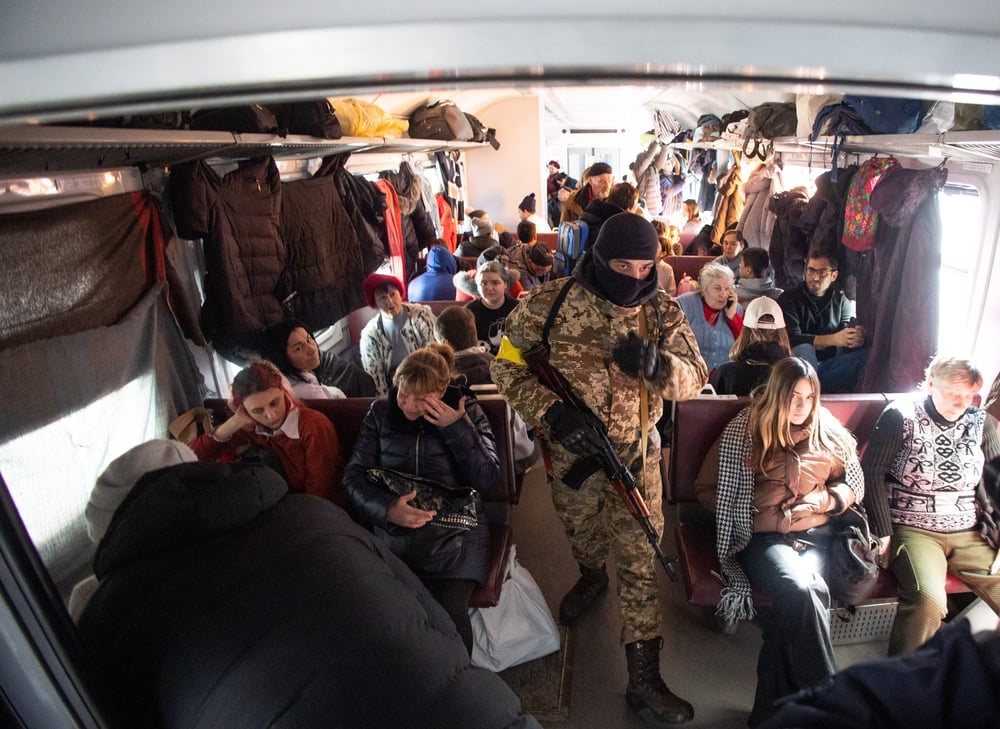 Kiev, Ucrânia: 11 de março de 2022. Pessoas no trem de evacuação na estação ferroviária da capital ucraniana. Foto: DepositPhotos/Fotoreserg