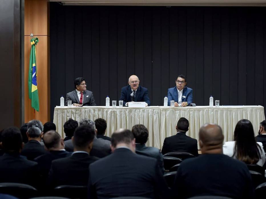 Milton Ribeiro (no centro) se reuniu em janeiro com prefeitos, em Brasília, com a presença dos pastores Gilmar Santos (à esquerda) e Arilton Moura (à direita). Foto: Reprodução/Instagram/Milton Ribeiro
