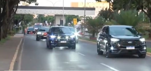 Comboio presidencial deixou o Hospital das Forças Armadas com Bolsonaro por volta das 6h30 desta terça-feira. Foto: reprodução