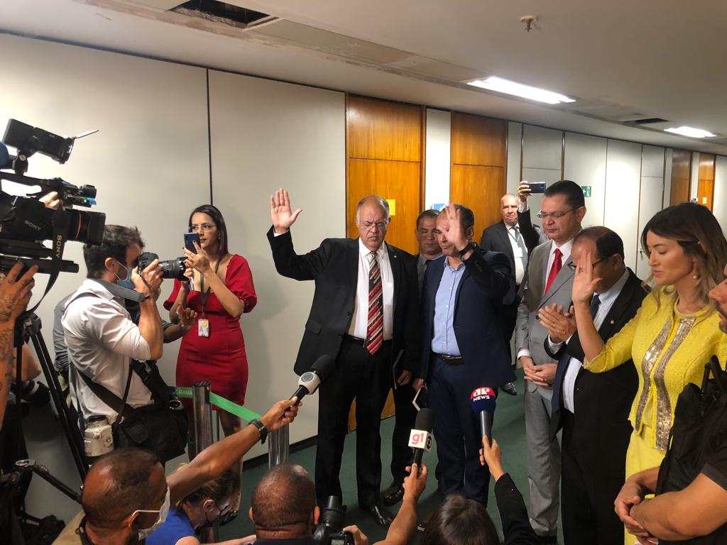 Parlamentares evangélicos fazem oração em frente ao gabinete de Daniel Silveira. Foto: Divulgação