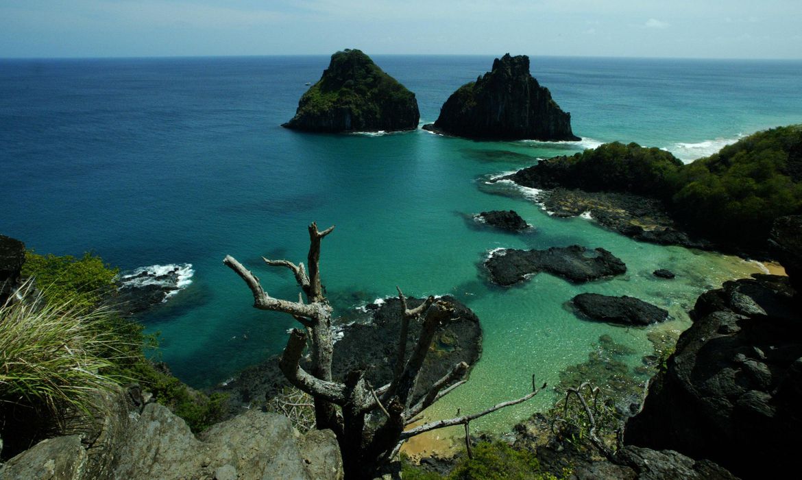 Bolsonaro tenta cancelar a concessão de uso sobre Fernando de Noronha, firmada com Pernambuco em 2002. Constituição de 1988 reincorporou a área ao estado. Foto: Arquivo/Agência Brasil