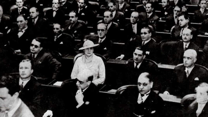 Carlota Pereira de Queirós e os deputados. A paulista foi a  primeira mulher a conquistar um mandato na Câmara, em 1934