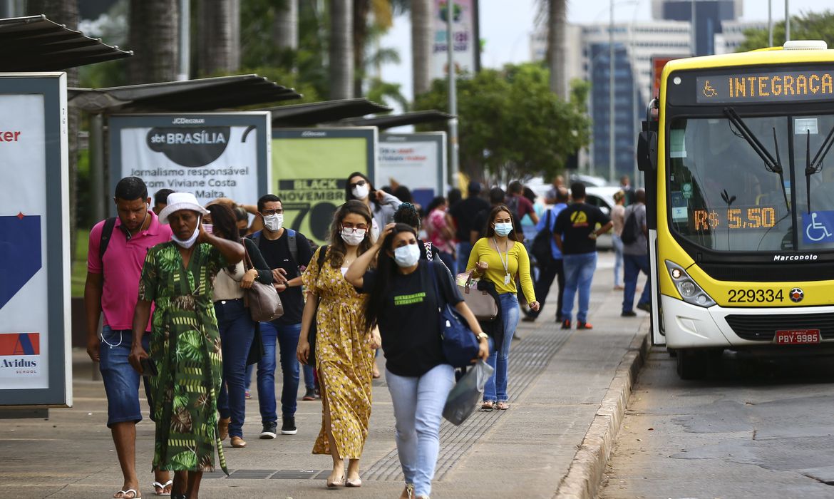 Distrito Federal tirou a obrigatoriedade do uso das máscaras em todos os locais depois de dois anos. Foto: Marcelo Camargo/Agência Brasil