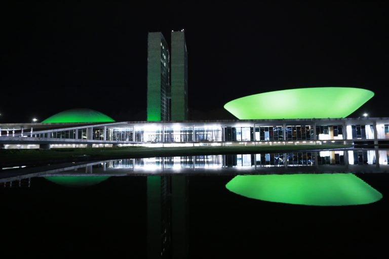 Congresso Nacional iluminado de verde. Fonte: Agência Câmara de Notícias
