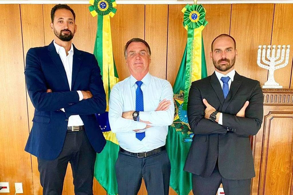 Jogador de vôlei Maurício Souza visitou o presidente Jair Bolsonaro e o filho dele Eduardo Bolsonaro no Palácio do Planalto. Foto: reprodução 