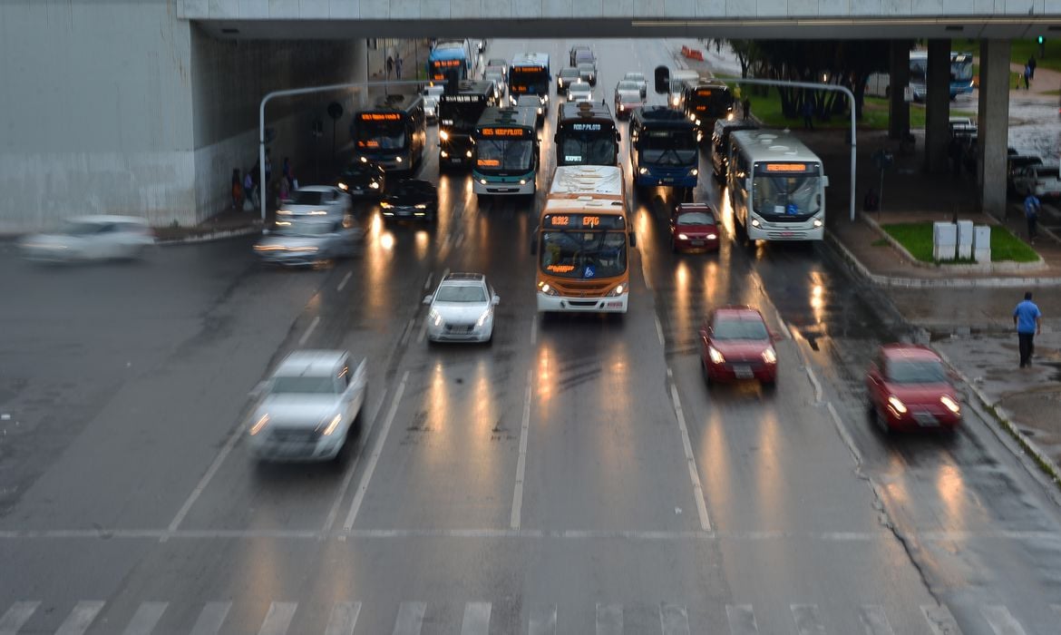 Trânsito próximo à rodoviária central de Brasília. Foto: Marcelo Casal/Agência Brasil