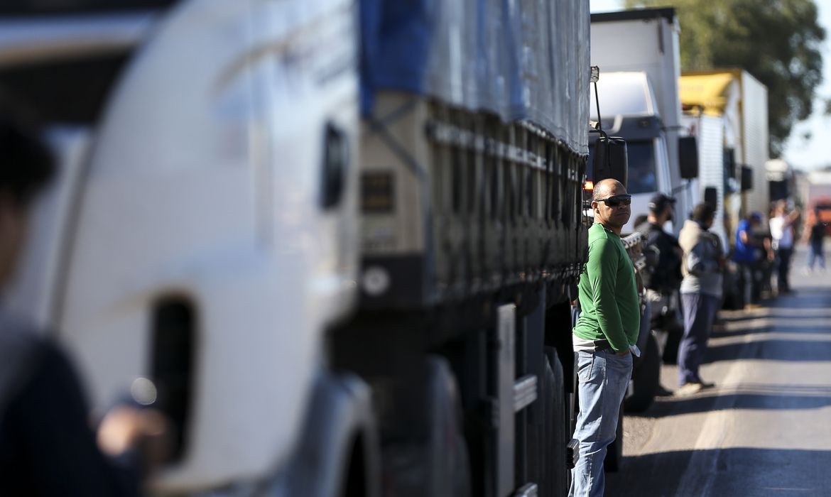 Caminhoneiros fazem protesto contra a alta no preço dos combustíveis na BR-040, próximo a Brasília. Foto: Agência Brasil