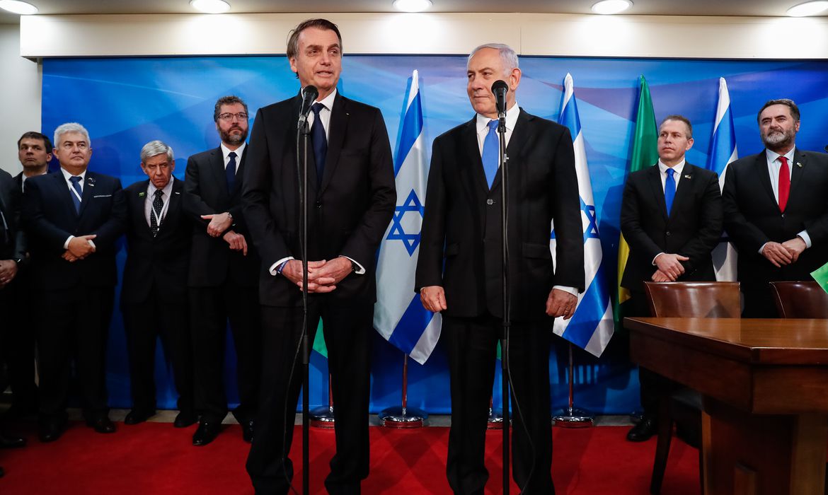 O presidente da República, Jair Bolsonaro, o primeiro-ministro de Israel, Benjamin Netanyahu, e ministros durante cerimônia de assinatura de acordos. Foto: Allan Santos/PR