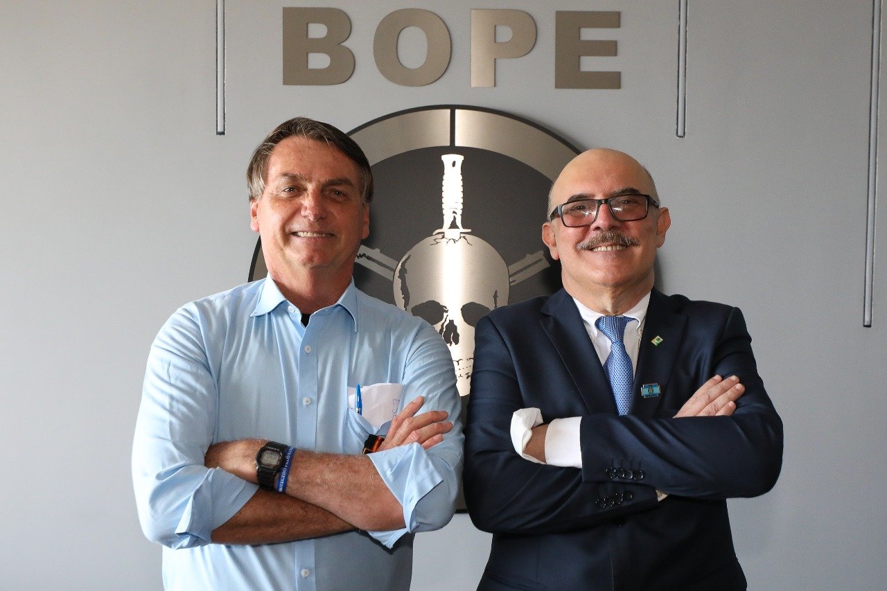 Em 2020, Milton Ribeiro posou com o presidente jair Bolsonaro junto ao logo do Bope. Foto: reprodução/Twitter