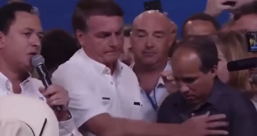 Presidente Bolsonaro empurra tradutor de Libras em cerimônia do PL. Foto: reprodução