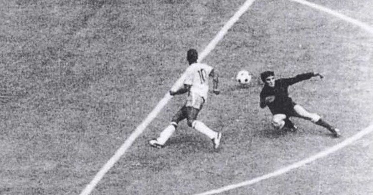 Nem Pelé conseguiu transformar o drible da vaca em gol. Que dirá os pernas de pau da política. Foto: Reprodução