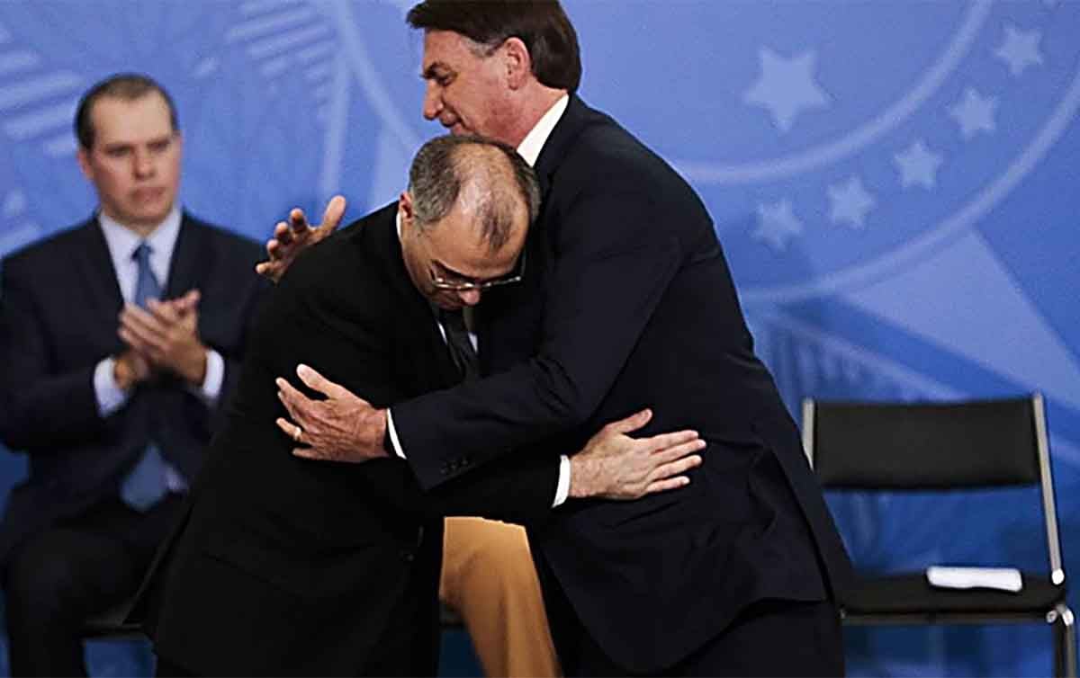 André Mendonça abraça Bolsonaro em cerimônia no Palácio do Planalto. Foto: Agência Brasil 