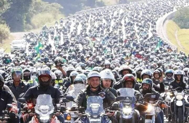 Bolsonaro e apoiadores durante motociata feita na Sexta-Feira Santa em São Paulo. Foto: Facebook