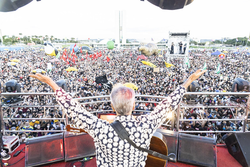 Caetano Veloso rege a plateia no Ato pela Terra, que reuniu milhares de pessoas em março em Brasília. Foto: Oliver Kornblihtt/Mídia Ninja