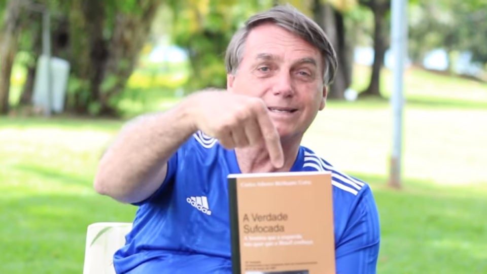 Bolsonaro  exibe livro 