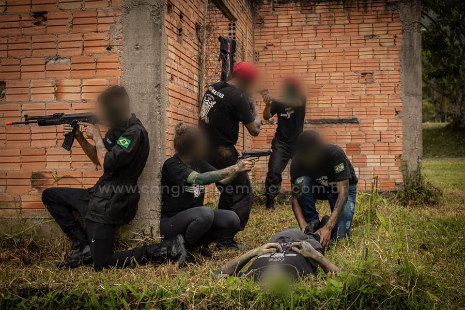 Alunos da Força Pré-Militar Brasileira usando simulacros de armas em exercícios militares. Foto: Reprodução/ Facebook