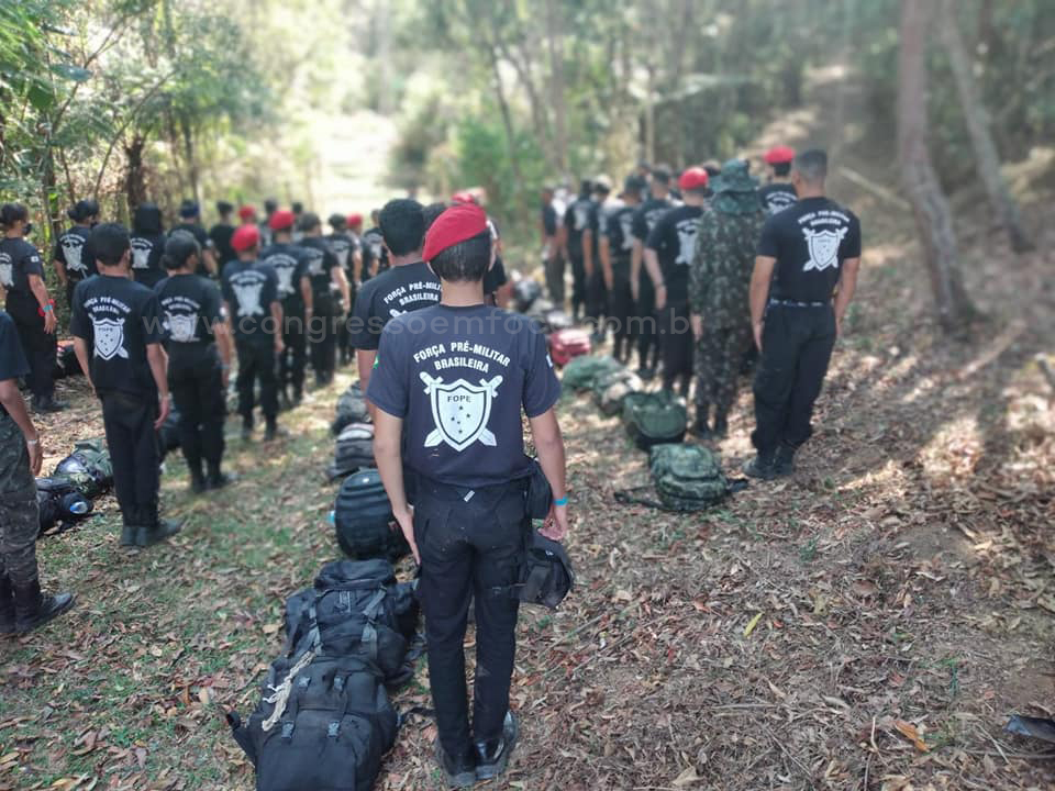 Alunos da Força Pré-Militar Brasileira usando armas em exercícios militares. Foto: Reprodução/ Facebook