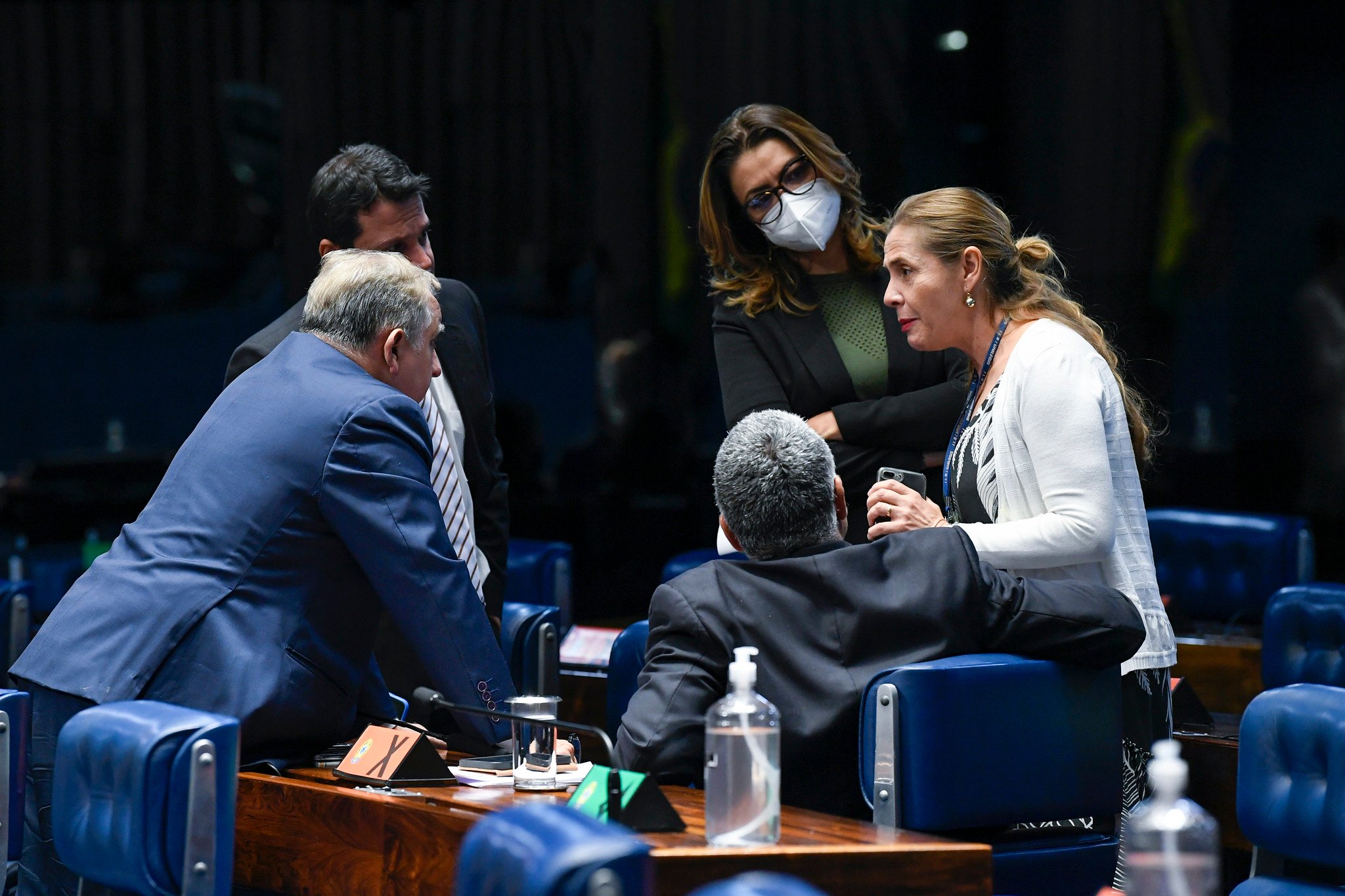 Senadora Leila Barros (Cidadania-DF); senador Izalci Lucas (PSDB-DF); senador Reguffe (União-DF); senador Eduardo Girão (Podemos-CE) discutem PL em sessão no Senado. Foto: Roque de Sá/Agência Senado
