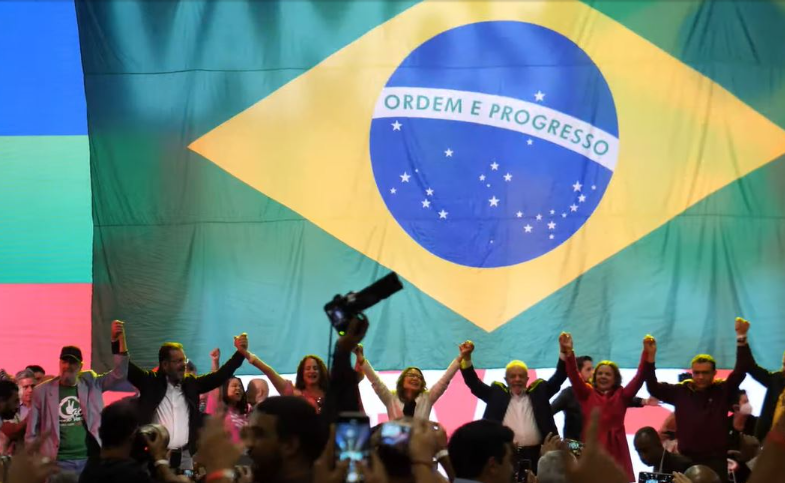 Lula com sua noiva Janja e presidentes de partidos aliados no lançamento da pré-candidatura. Foto: Reprodução/PT