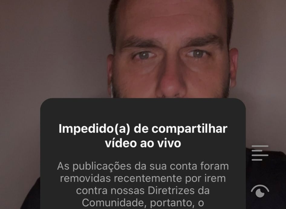 O Instagram não justificou o motivo do bloqueio, de acordo com Eduardo Bolsonaro. A live foi transmitida pelo YouTube. Foto: reprodução Twitter