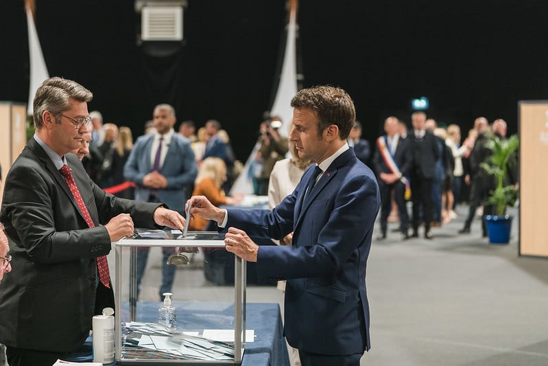 Emmanuel Macron (à direita) vota no segundo turno da eleição presidencial francesa, vencida por ele. Foto: Philippe Servent/Presidência da República da França