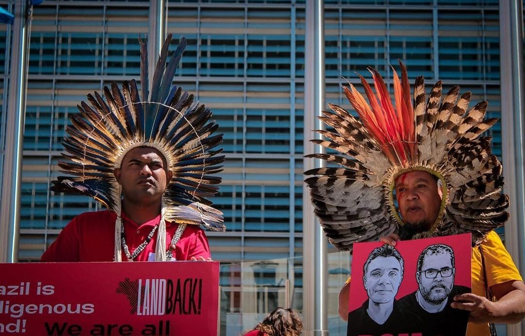 Delegação da Apib e a Extinction Rebellion mobilizam ato na Comissão Europeia e denunciam que os assassinatos de Bruno e Dom não são casos isolados. Foto: André Guajajara/Apib