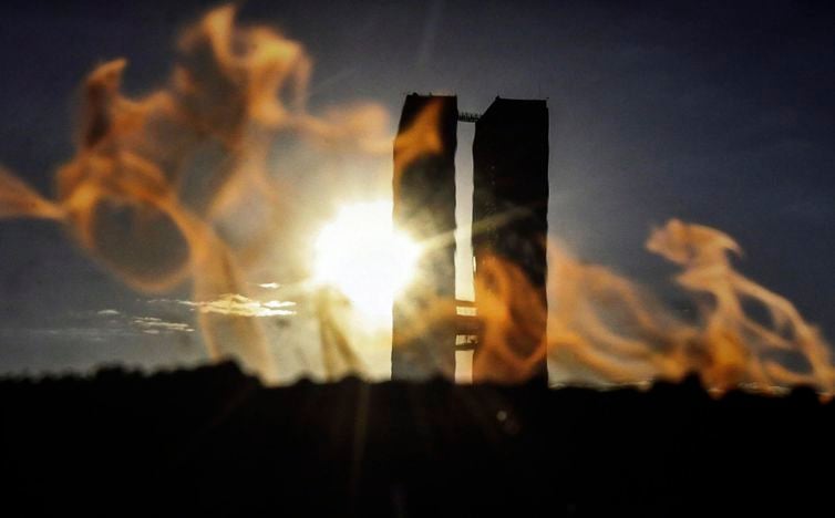 O Congresso visto por trás de pira na Praça dos Três Poderes. Foto: José Cruz/Agência Brasil